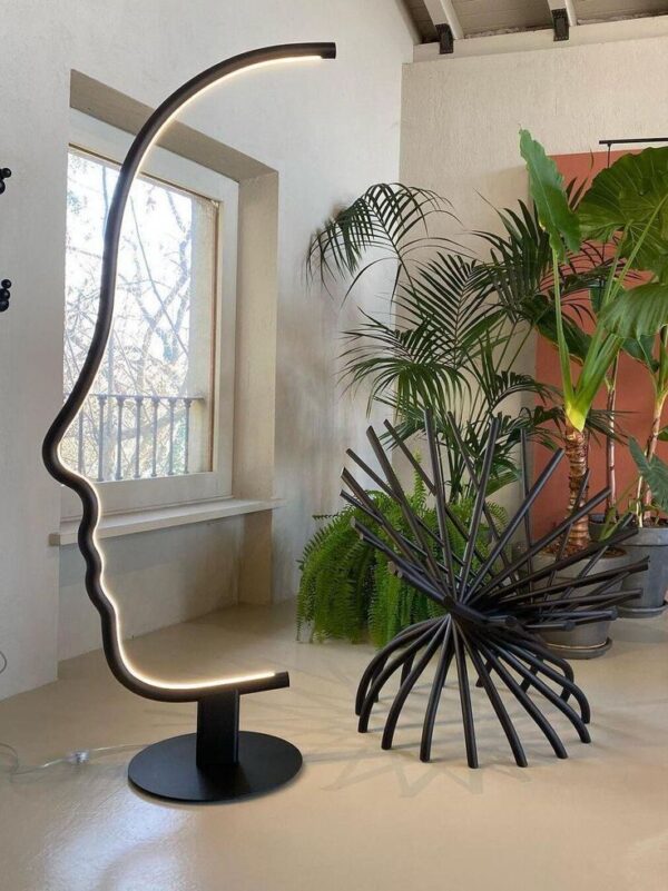 Face- shaped led floor lamp